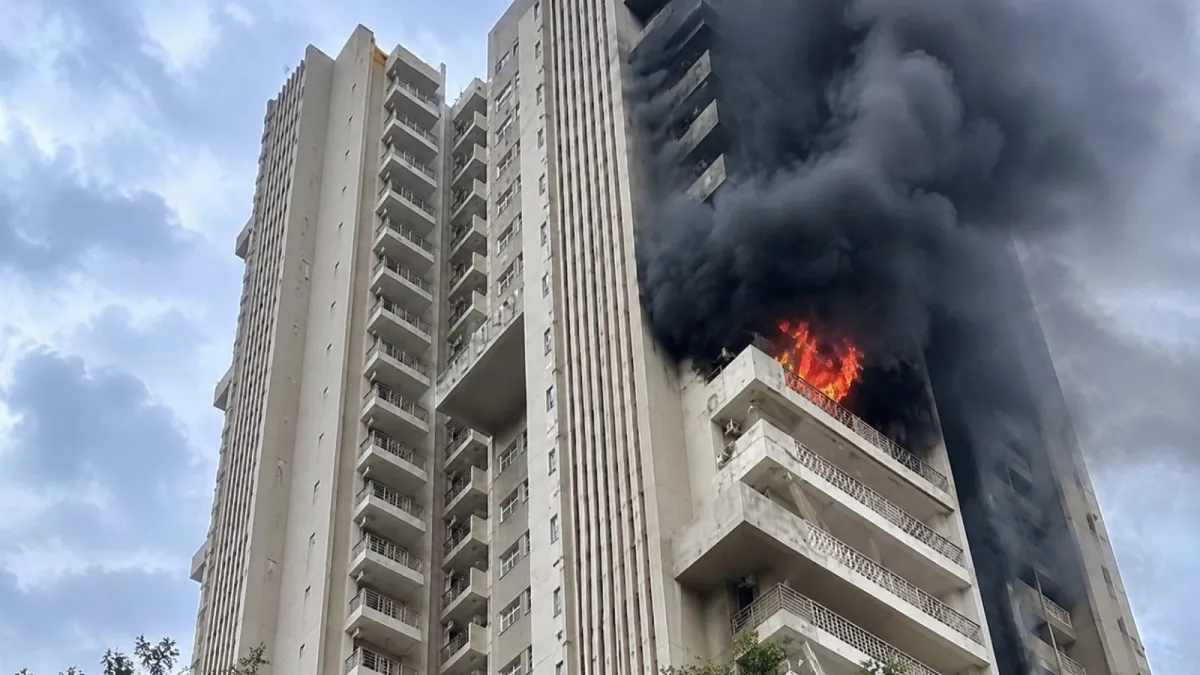 नोएडा की आइवी काउंटी सोसाइटी की 12वीं मंजिल पर लगी आग से अफरा-तफरी