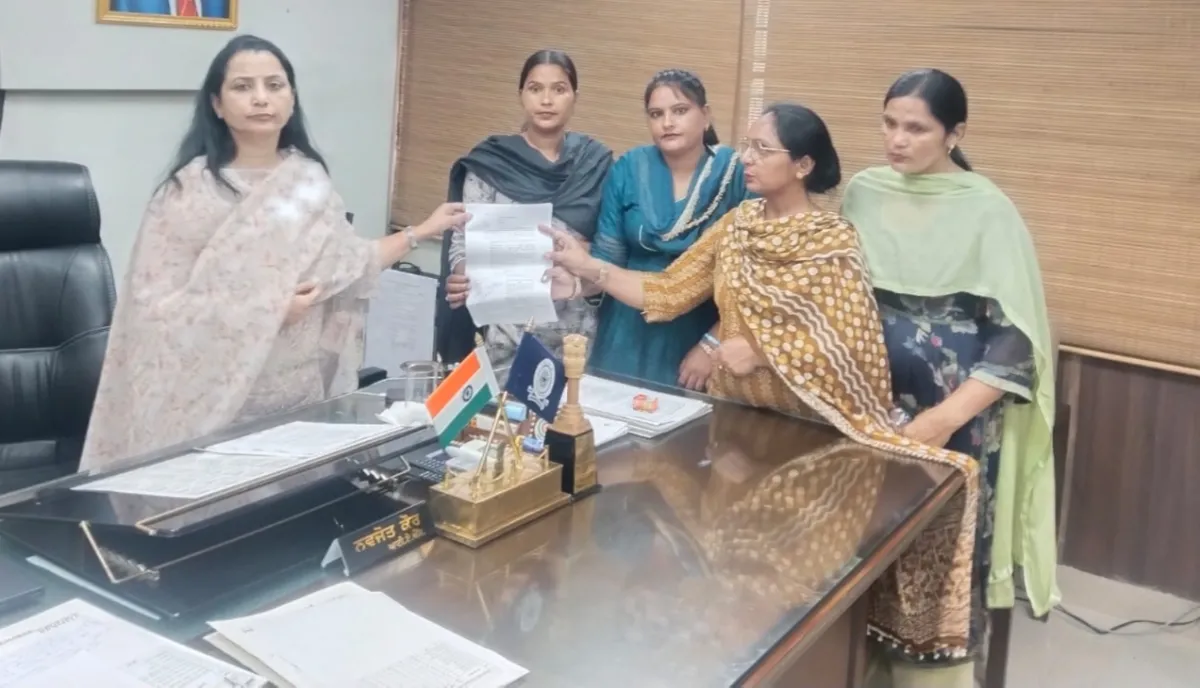 हक की मांग लेकर डिप्टी कमिश्नर के दर पहुंचे कैडर वर्कर