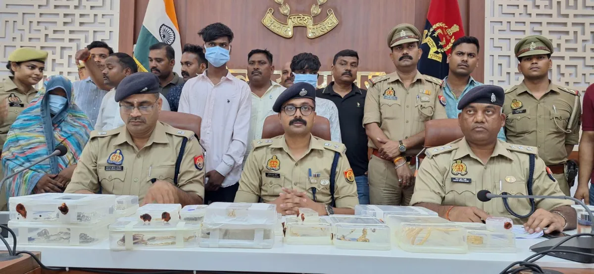 देवरिया पुलिस ने किया कई चोरी की घटनाओं का खुलासा, महिला समेत तीन आरोपी गिरफ्तार