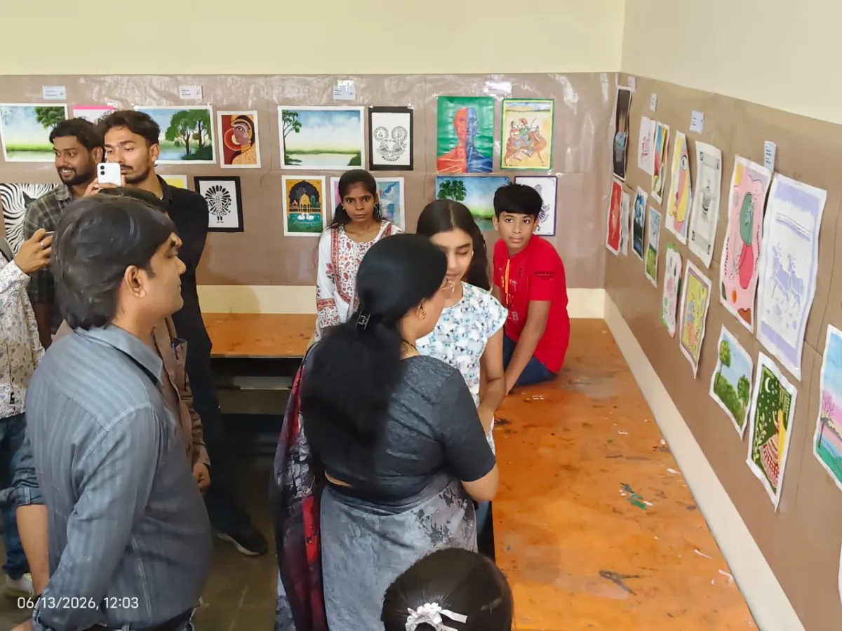 डीडीयू में आयोजित चित्रकला प्रदर्शनी में दिखी कम उम्र के कलाकारों में बड़े स्तर की प्रतिभा
