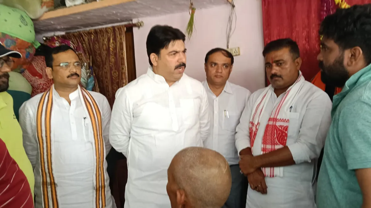 मुख्यमंत्री राहत कोष से दिवंगत शिवानंद चौरसिया के परिवार को मिला पांच लाख रुपए का चेक
