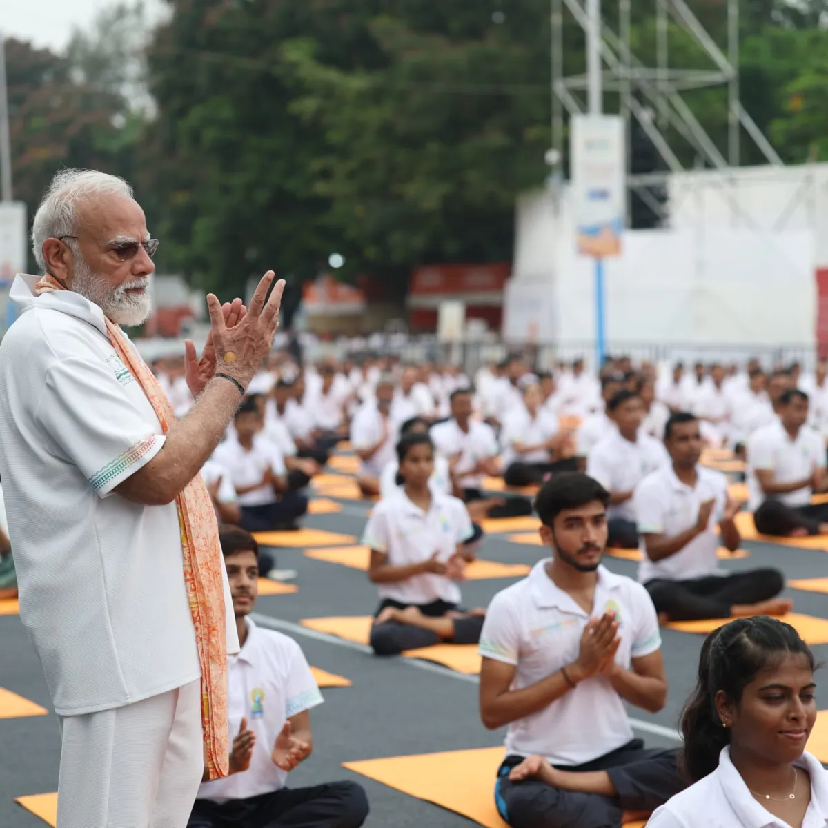 पीएम मोदी का आह्वान-योग को जीवन का हिस्सा बनाएं, उम्र नहीं बनेगी बाधा