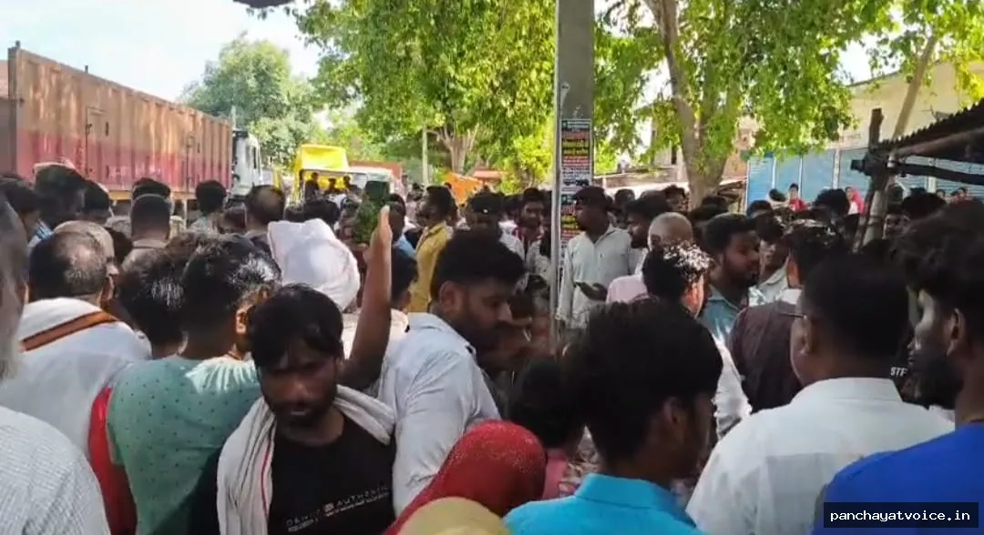 देवरिया में टेलर और बाइक की टक्कर में एक युवक की मौत, दूसरा घायल