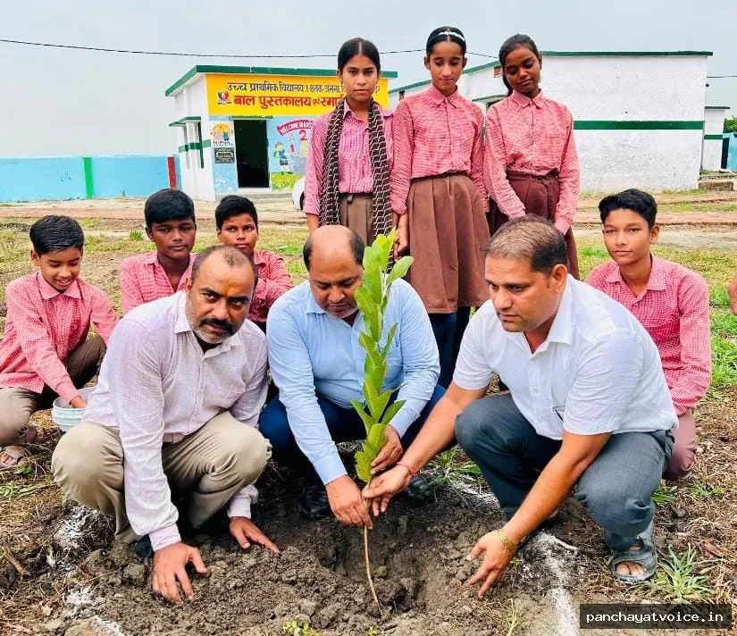 हरियाली का संकल्प: शिक्षकों और बच्चों ने लगाए सैकड़ों पौधे, पर्यावरण बचाने का लिया संकल्प