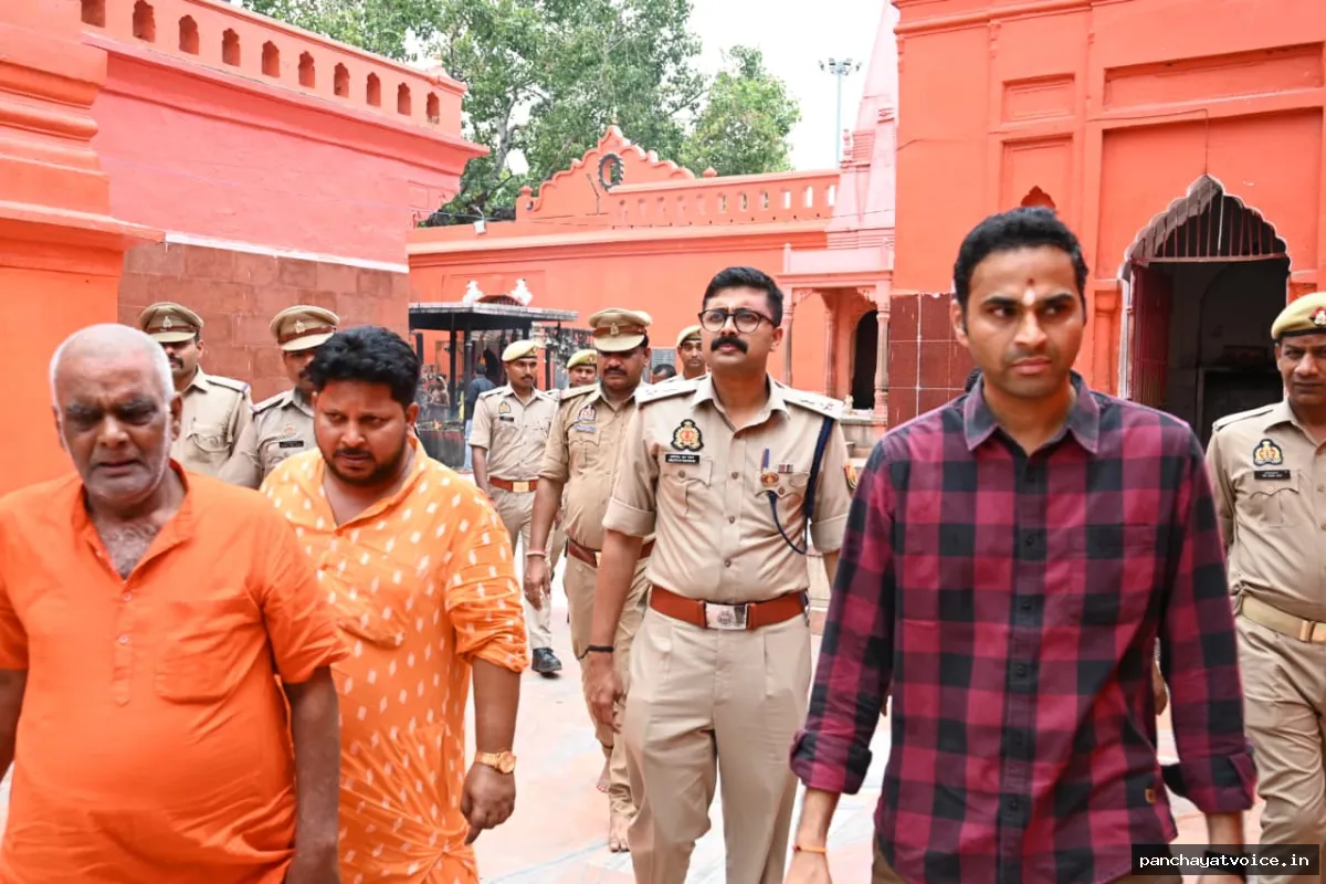 सावन से पहले डीएम-एसपी ने बाबा दुग्धेश्वर नाथ मंदिर में किया जलाभिषेक, व्यवस्थाओं का लिया जायजा
