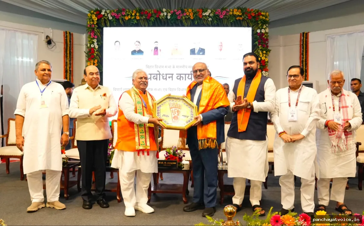 उपराष्ट्रपति ने विधायकों को पढ़ाया लोकतंत्र का पाठ
