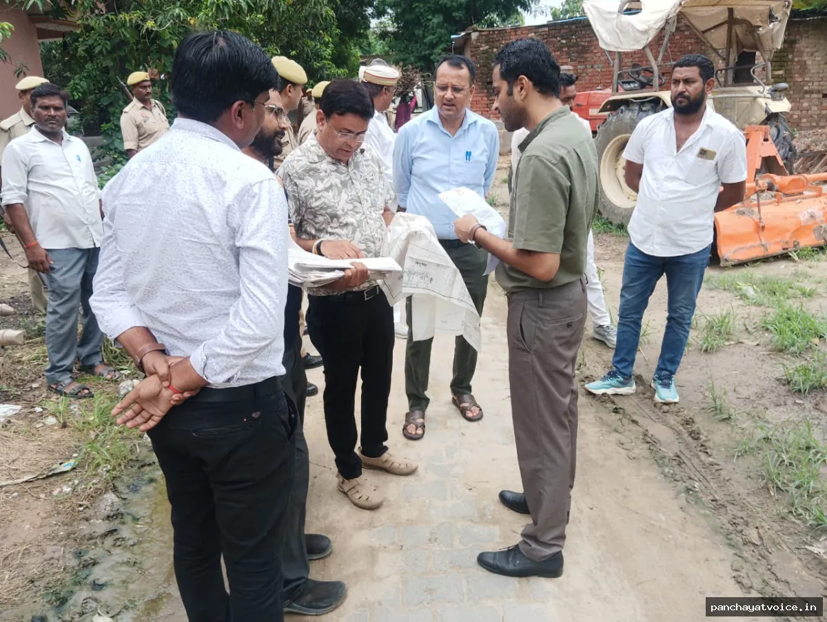 देवरिया में रास्ता व सरकारी भूमि पर कब्जे की शिकायतों की डीएम ने की मौके पर जांच