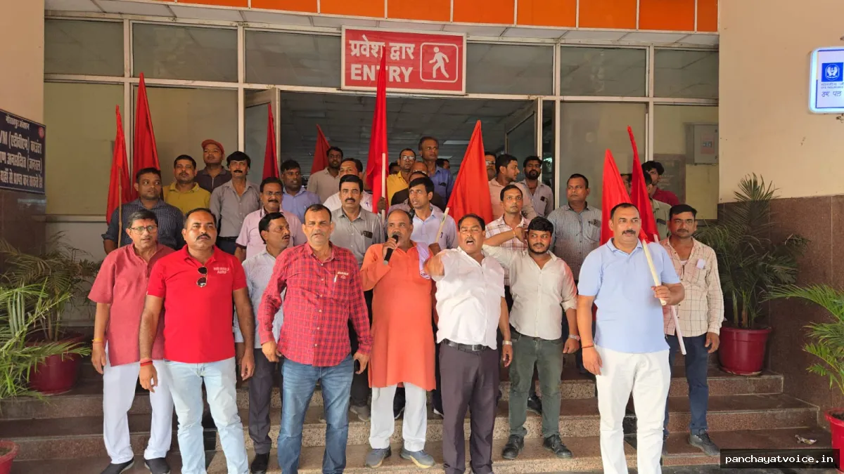 गोरखपुर रेलवे मजदूर यूनियन ने किया प्रदर्शन