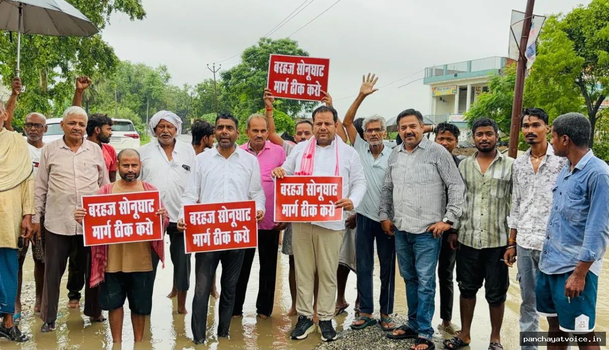 बरहज–सोनूघाट मार्ग के गड्ढों में बैठकर सपा नेता विजय रावत का प्रदर्शन, 21 जुलाई से भूख हड़ताल का ऐलान