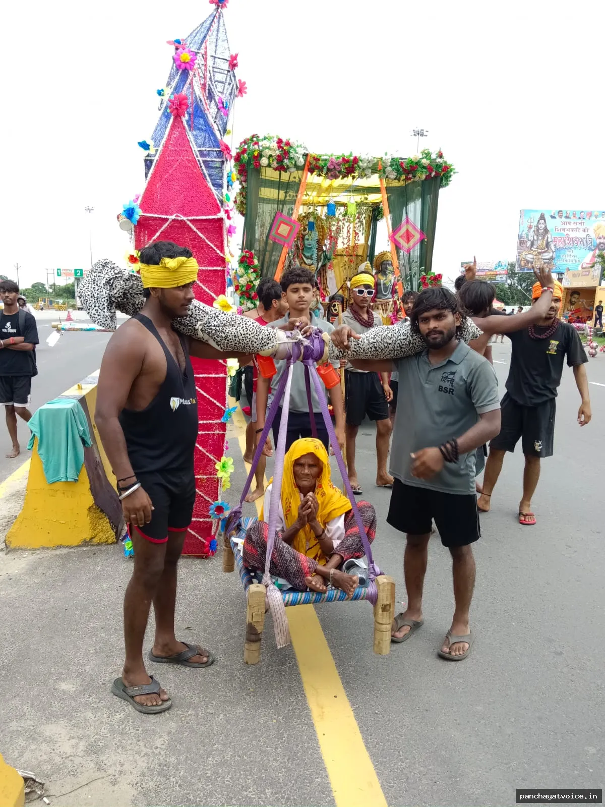 पोते बने श्रवण कुमार, 95 वर्षीय दादी को हरिद्वार में कराया गंगा स्नान