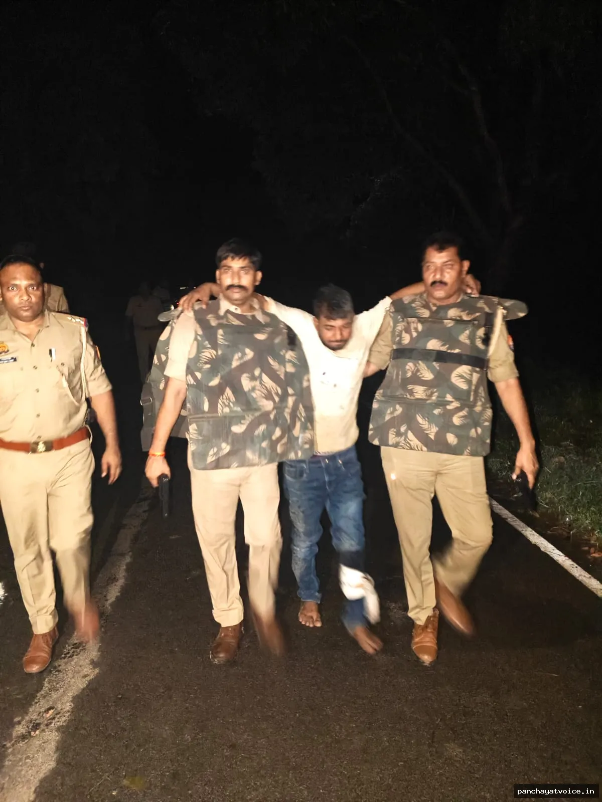 देवरिया में मुठभेड़, पुलिस की गोली का शिकार गोवंश तस्कर गिरफ्तार
