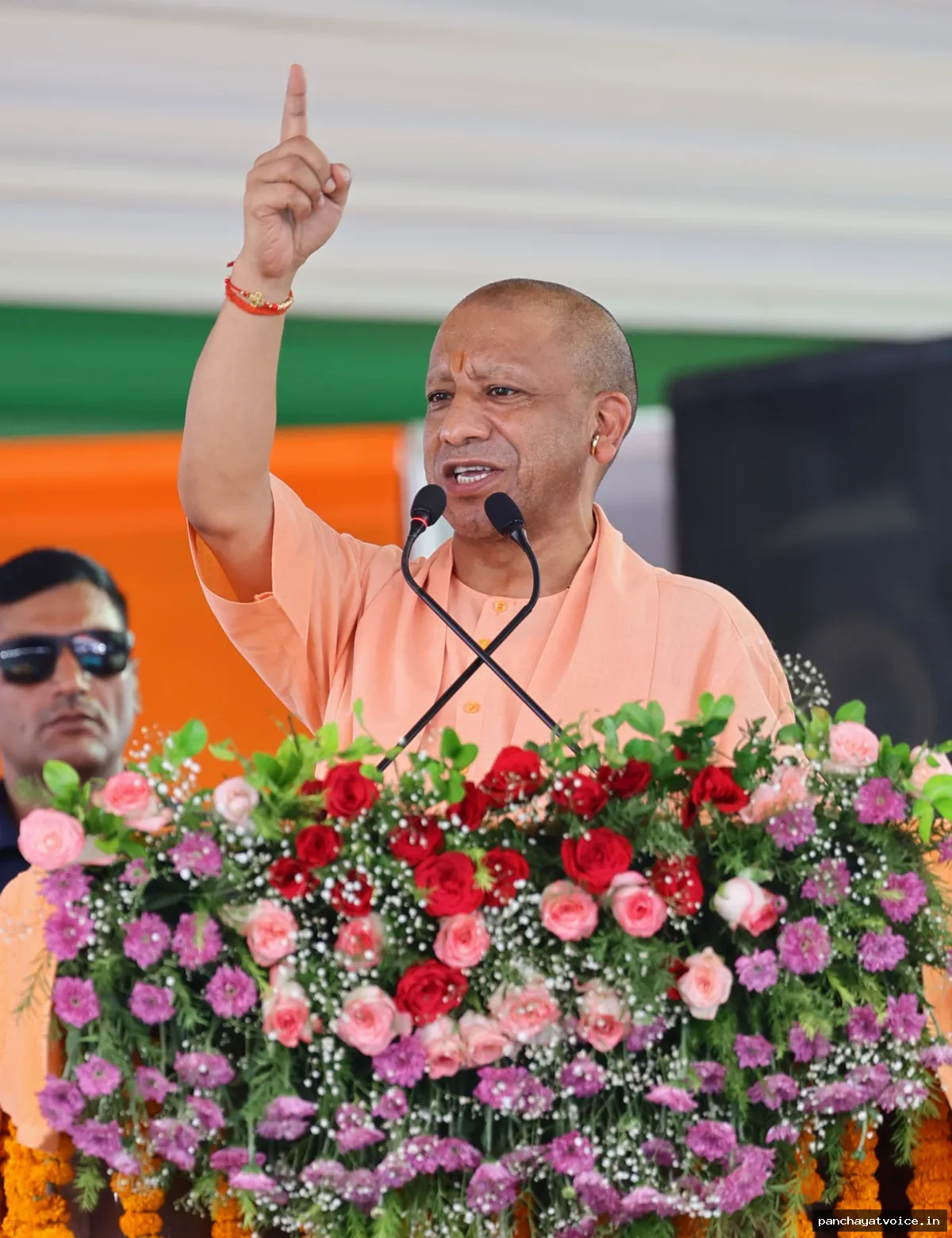 देवरिया में योगी ने कहा, जेपीएनआईसी के लिए प्राइवेट कंपनी बनाकर सरकारी खजाने पर डकैती डाल रहे थे अखिलेश