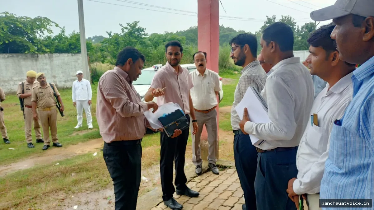 नगर पंचायत कार्यालय के निर्माण कार्य में देरी पर डीएम नाराज