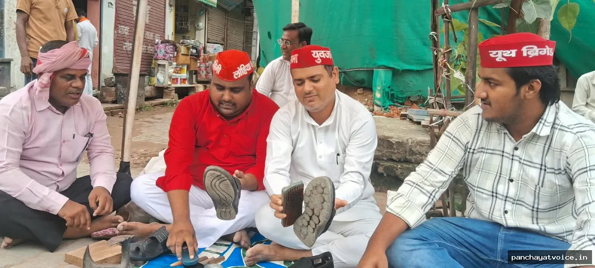 प्रधानमंत्री के जन्मदिन पर सपाइयों ने बूट पॉलिश कर मनाया बेरोजगार दिवस
