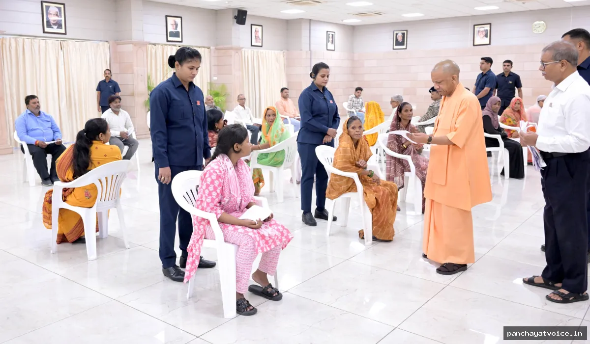 जनता दर्शन में मुख्यमंत्री योगी ने कहा, छोटी घटनाएं बड़ी न बनें, डीएम-एसपी रखें नजर
