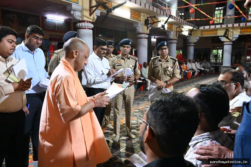 गोरखपुर में योगी ने जिम्मेदारों से कहा-कब्जामुक्त कराएं जमीन, दबंगों को सिखाएं कानूनी सबक