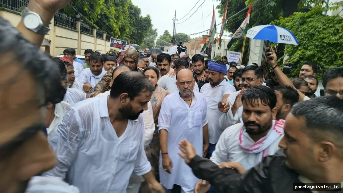 लखनऊ में यूपी कांग्रेस ने मुख्य चुनाव आयुक्त और एसआईआर में धांधली के खिलाफ दर्ज कराया विरोध