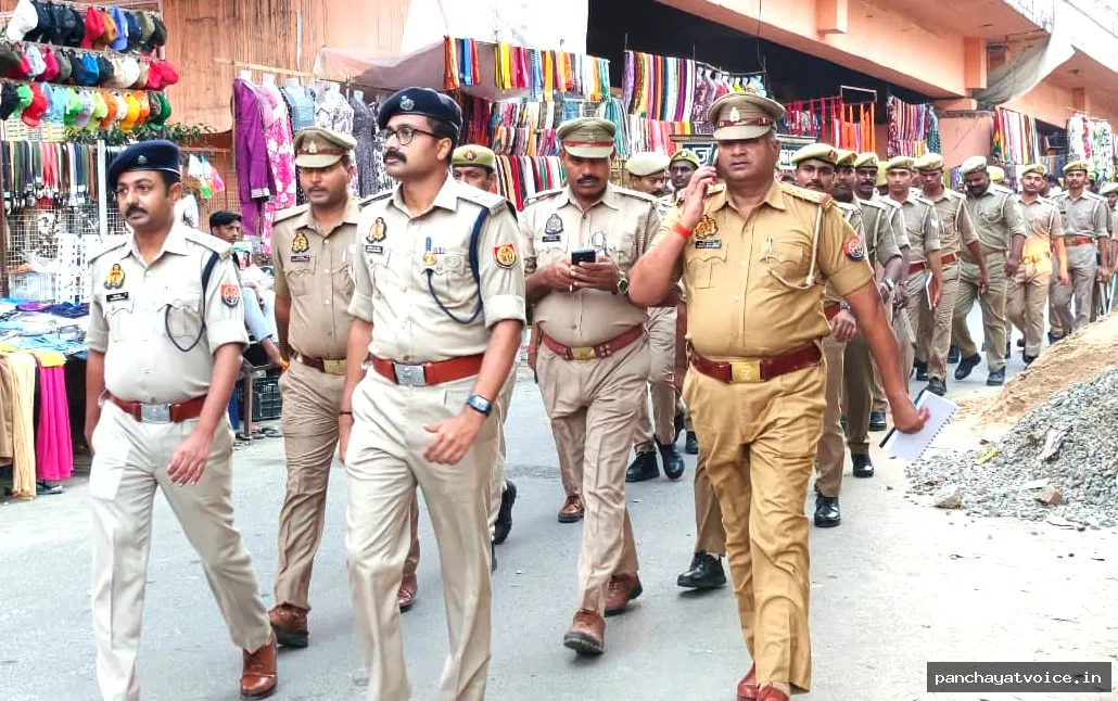त्योहारों से पहले सलेमपुर में पुलिस का पैदल मार्च, एसपी ने परखी सुरक्षा व्यवस्था