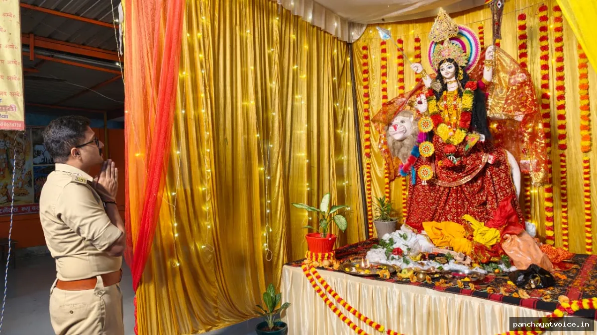 दुर्गा पूजा पंडालों की सुरक्षा पर पुलिस की पैनी नजर, एसपी ने किया पैदल गश्त