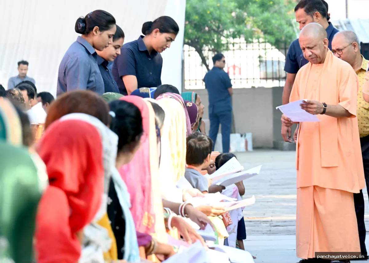 गोरखपुर जनता दर्शन में सीएम ने दिया अधिकारियों को निर्देश, कहा-जन कल्याण सरकार का संकल्प